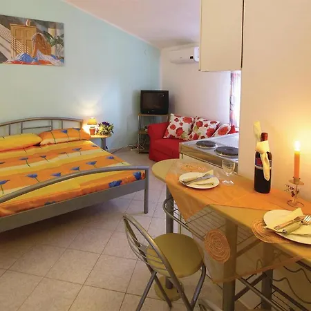 Lovely In With Kitchen Apartment Pula