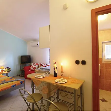 Lovely In With Kitchen Apartment Pula