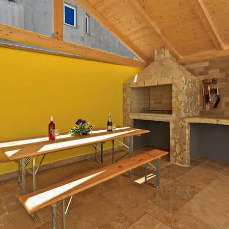 Lovely In With Kitchen Pula